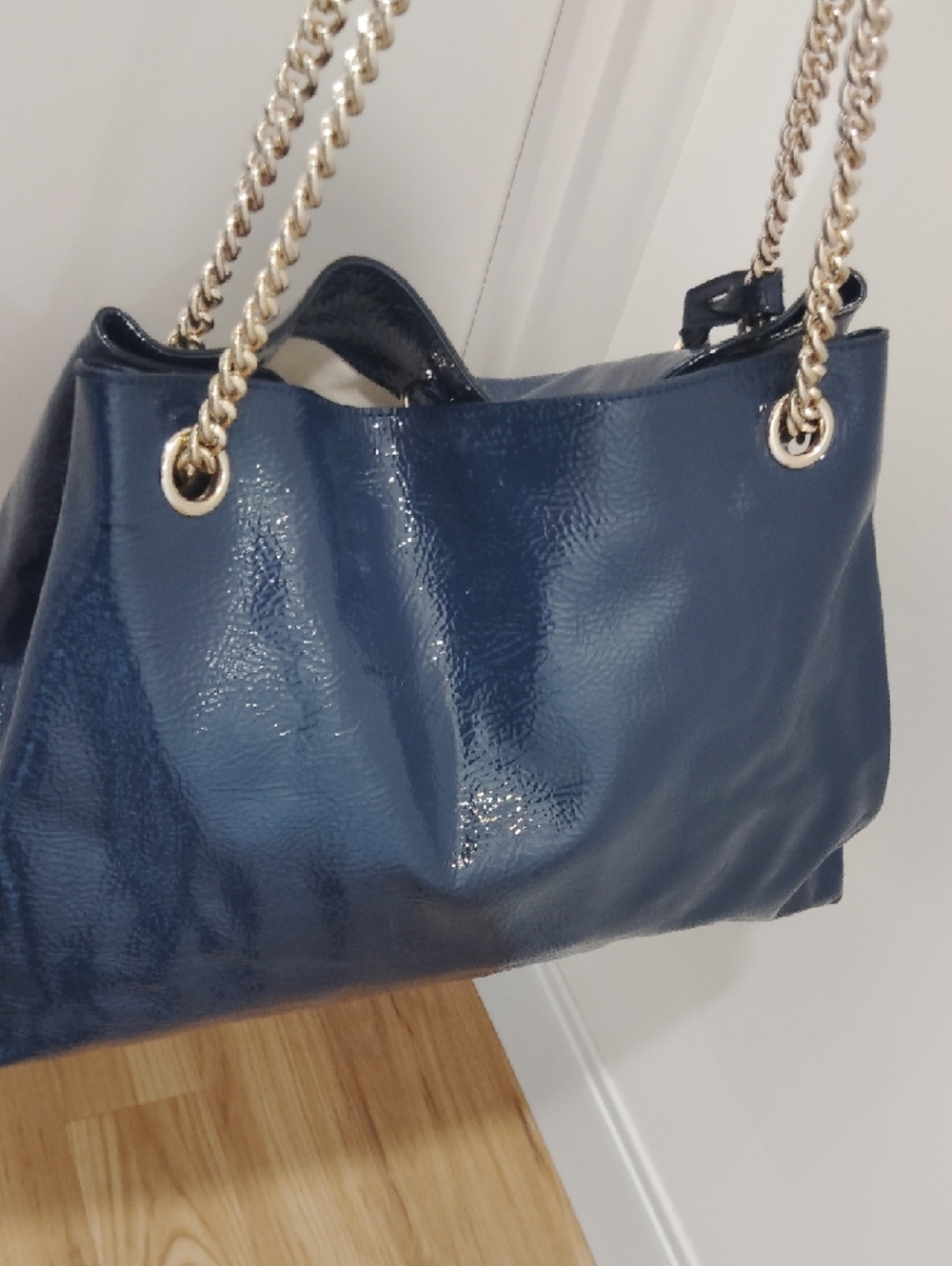 Pre- loved Gucci Patent Leather Chain Shoulder Bag in Navy. - Picture 7 of 12
